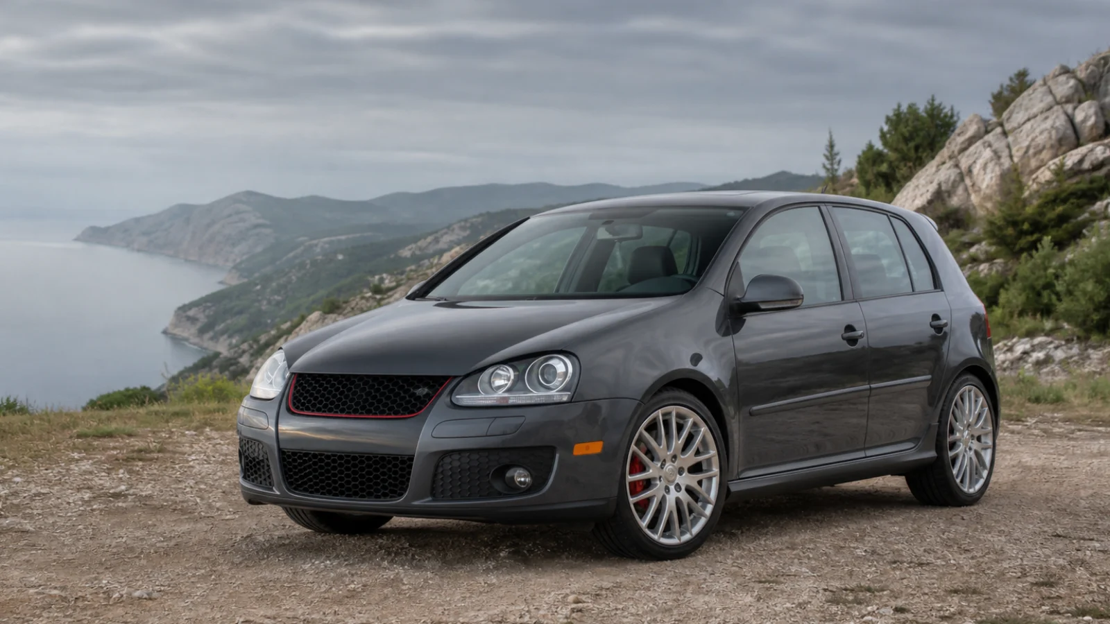 Mehaničar pregledava motor rabljenog VW Golfa 6 GTI