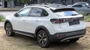 Bijeli Volkswagen Taigo snimljen straga i sa strane