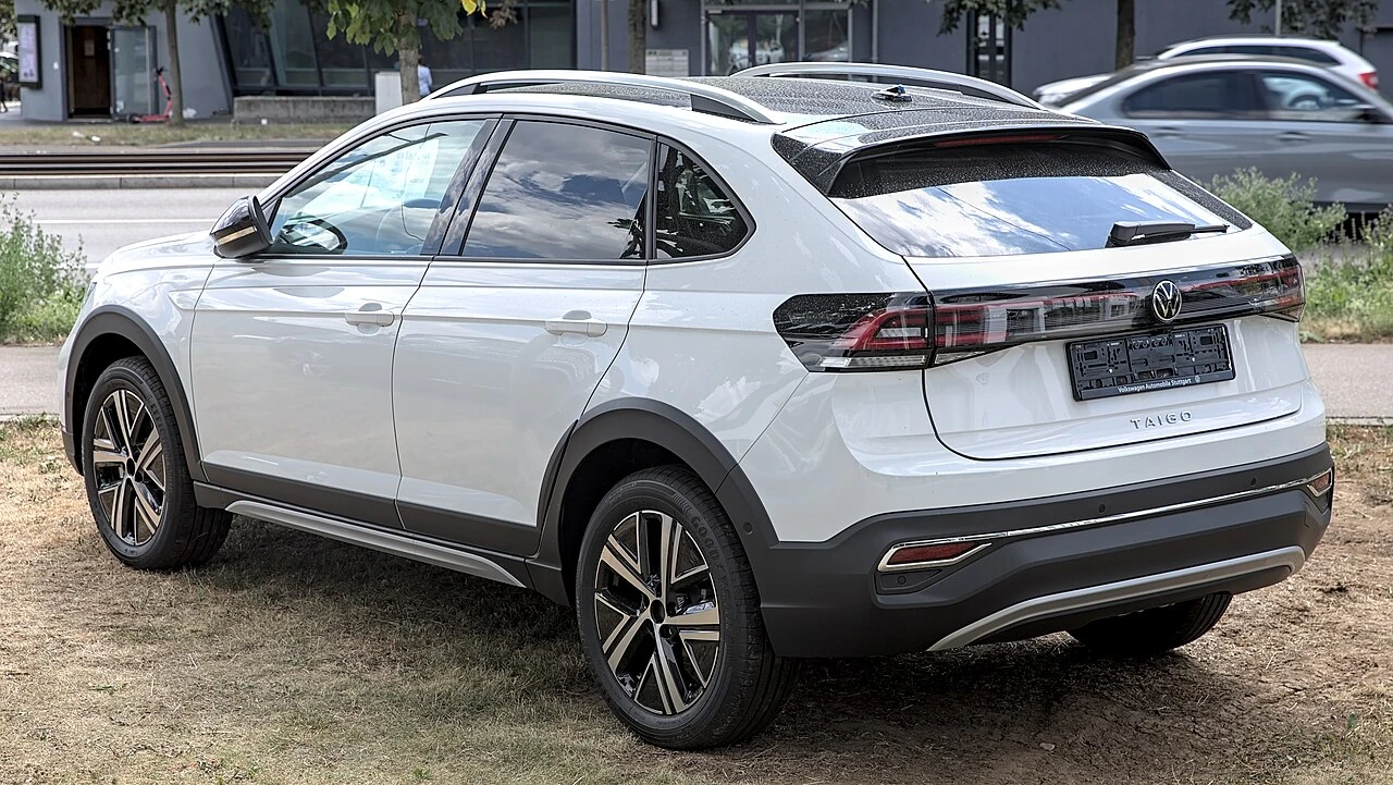 Bijeli Volkswagen Taigo snimljen straga i sa strane