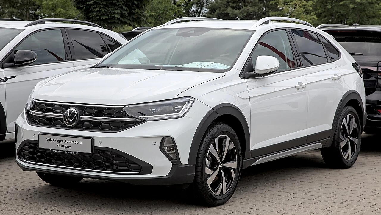 Bijeli Volkswagen Taigo snimljen sprijeda i sa strane