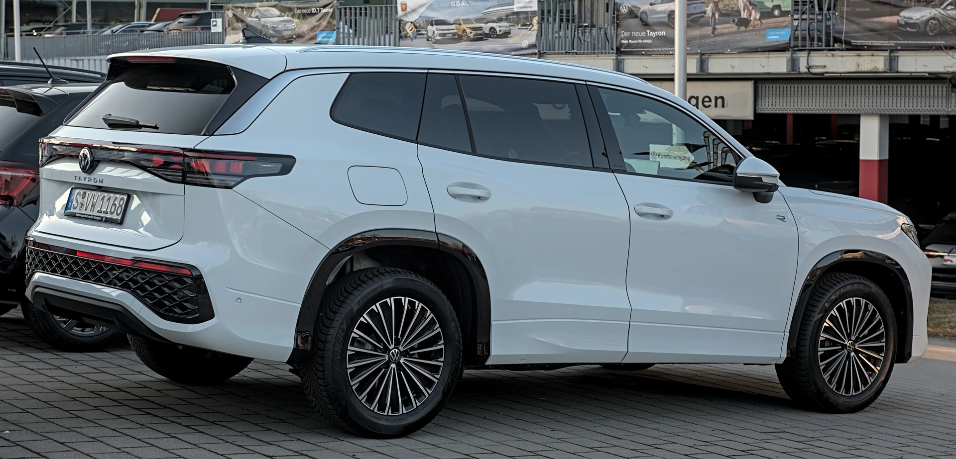 Bijeli europski Volkswagen Tayron u Stuttgart-Vaihingenu